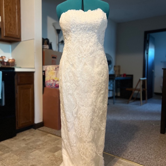 Oleg Cassini Wedding Dress - Picture 4 of 9